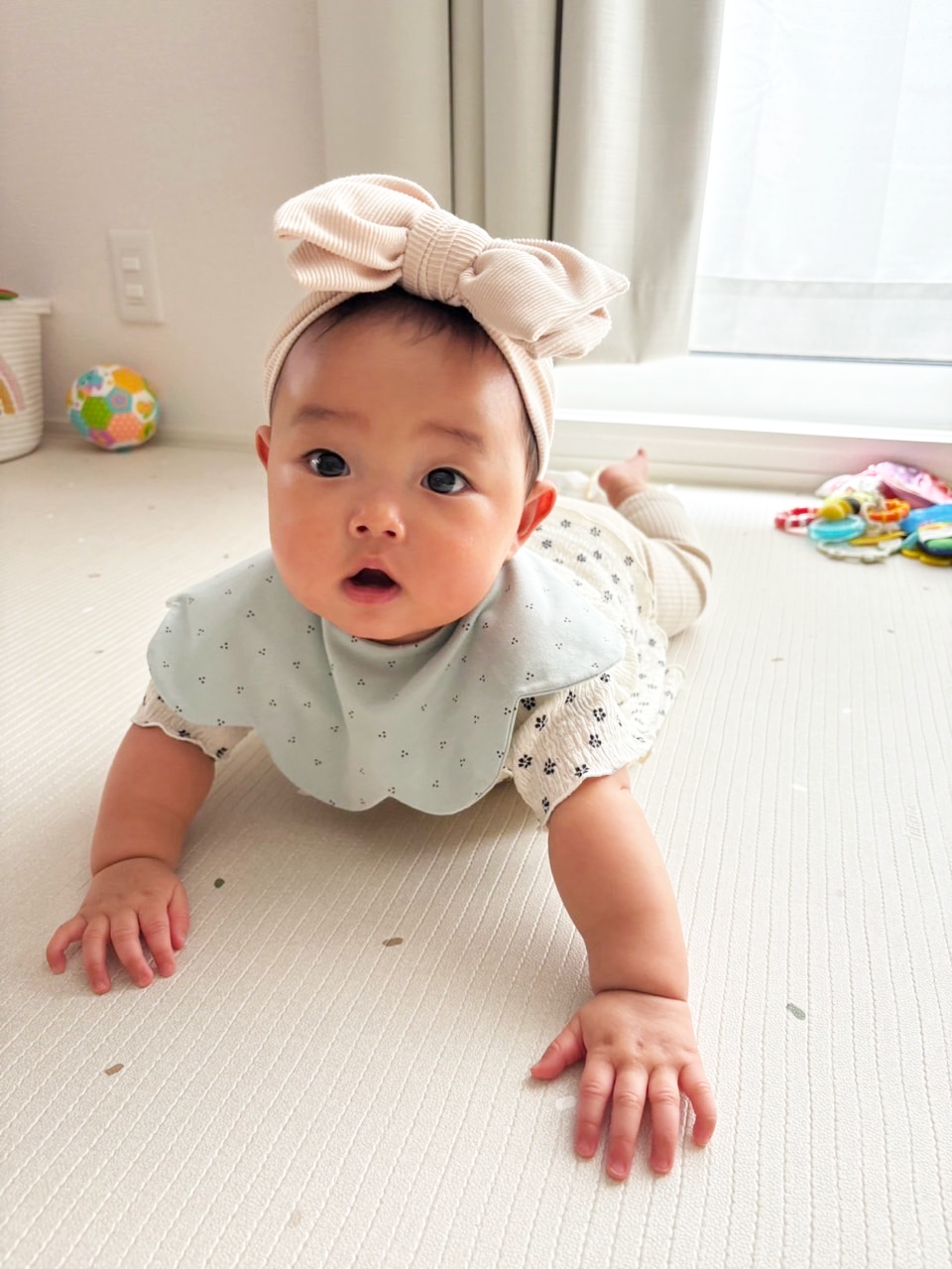はいはいをする赤ちゃん